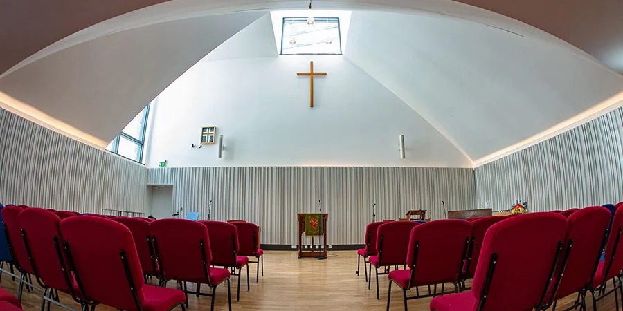Crossway基督教中心用金百博将人们聚集在一起