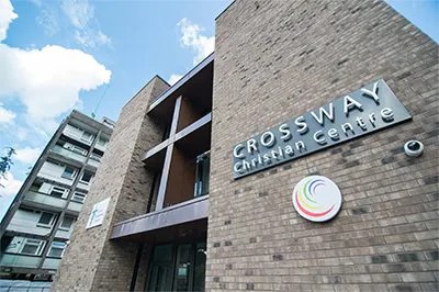 Crossway基督教中心用金百博将人们聚集在一起