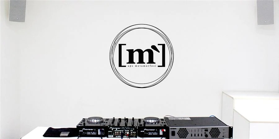 金百博帮助Metamorfosi酒吧中的工匠们