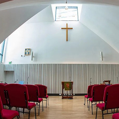 Crossway基督教中心用金百博将人们聚集在一起